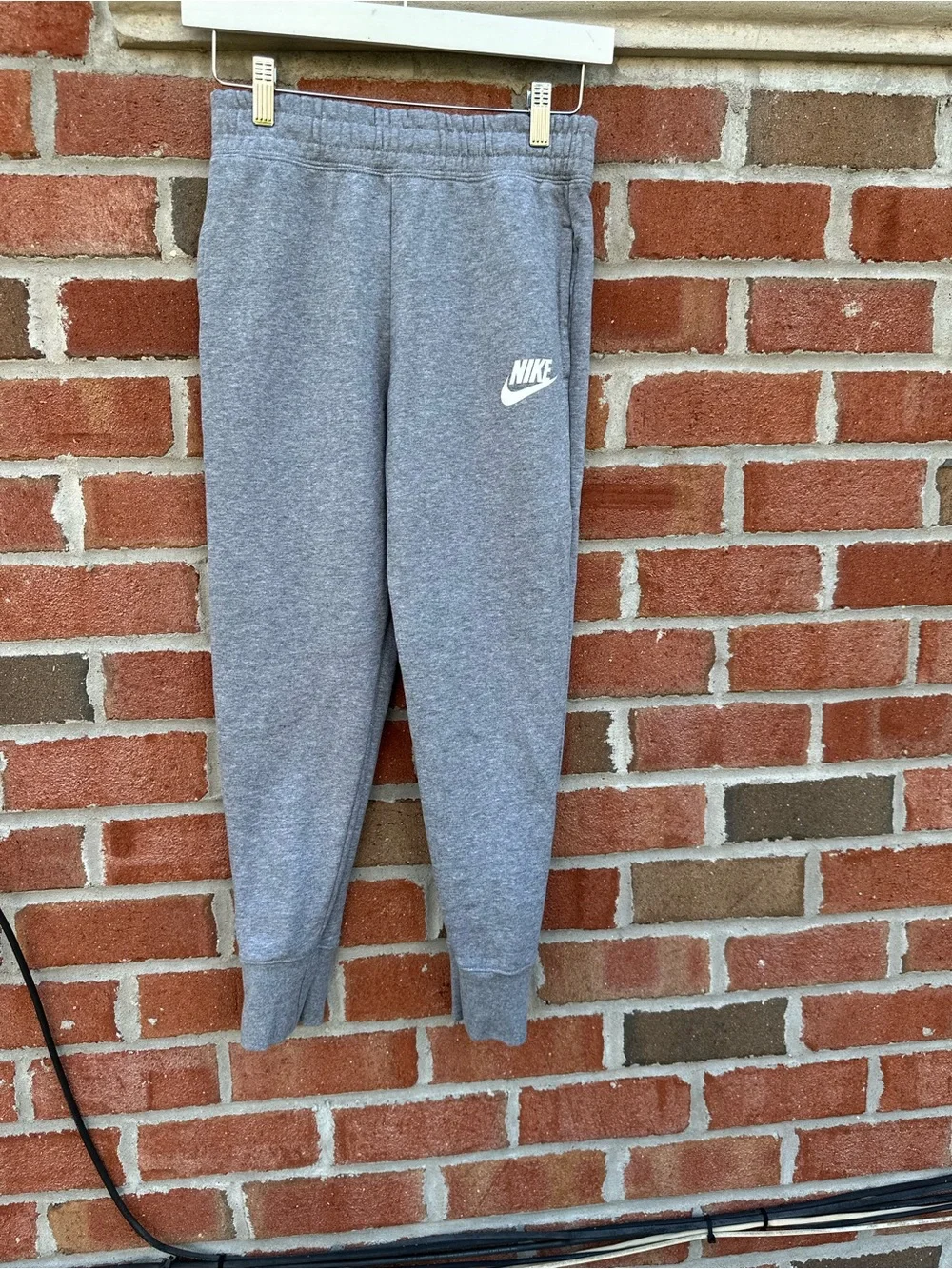 Nike kids Sportwear Club slim Fit Fleece Joggers Heather Grey white Nike Swoosh